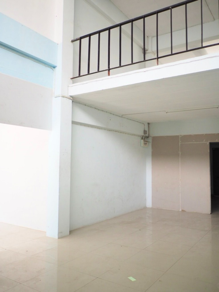 For SaleShophousePathum Thani,Rangsit, Thammasat : Commercial building for sale, 3.5 floors + 2 floors, area 37 sq. w., good location, suitable for housing, opening offices and trading. Close to community sources (villages, condos, commercial buildings), convenient access, accessible in many ways