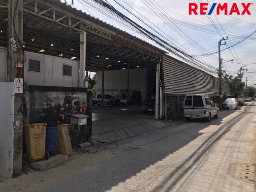 For SaleWarehouseOnnut, Udomsuk : Warehouse for sale, On Nut 46, Soi Dara Chai 2, only 200 meters from the entrance of the alley, 517 wa, width of more than 90 meters.