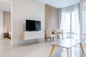 For RentCondoRama9, Petchburi, RCA : Can carry the bag and move in. Condo for rent, I house Rama9​-Ekkamai, near MRT Rama 9, condo next to Panphirom Park, size 14 rai, in the heart of the city, the best of Rama 9-Ekkamai locations.