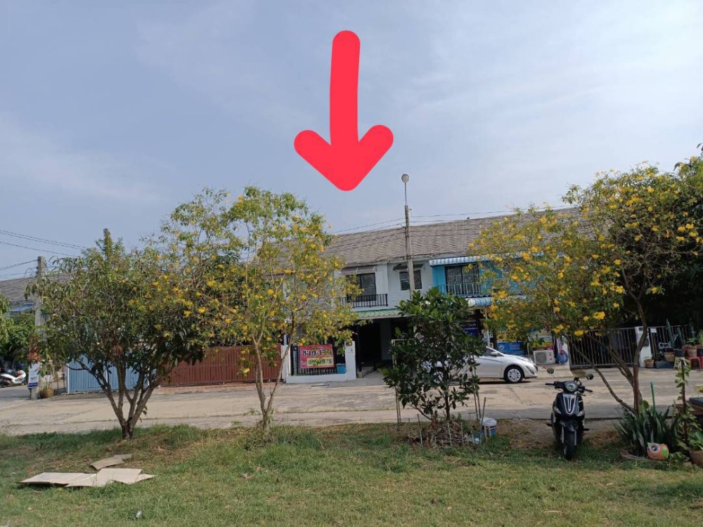 For SaleTownhouseBang kae, Phetkasem : Townhouse for sale, Pruksa Village 61, in Soi Petchkasem 63, near MRT Lak Song, there is a Family Mart 7-11 near Petchkasem Road.