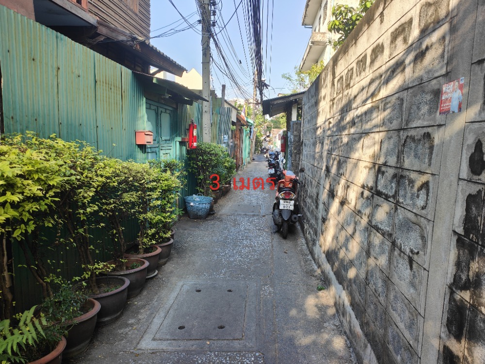 For SaleLandYaowarat, Banglamphu : Land for sale, 114.3 sq.w., Soi Prinayok, only 100 meters from Phan Fah mrt, near Wisut Kasat intersection, Bang Lamphu, red plot of land, 220,000 square wah, interested 097 - 465 5644 TC HOME