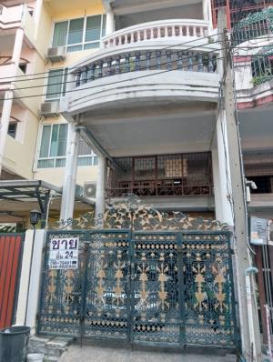 For SaleShophouseRama9, Petchburi, RCA : Urgent sale, 5-storey commercial building including rooftop, 1 car park, wide balcony addition, Asoke-Din Daeng Road area central location