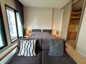 For RentCondoWitthayu, Chidlom, Langsuan, Ploenchit : Noble Ploenchit for rent 1 bedroom 1 bathroom next to BTS Ploenchit, in the middle of Bangkok.