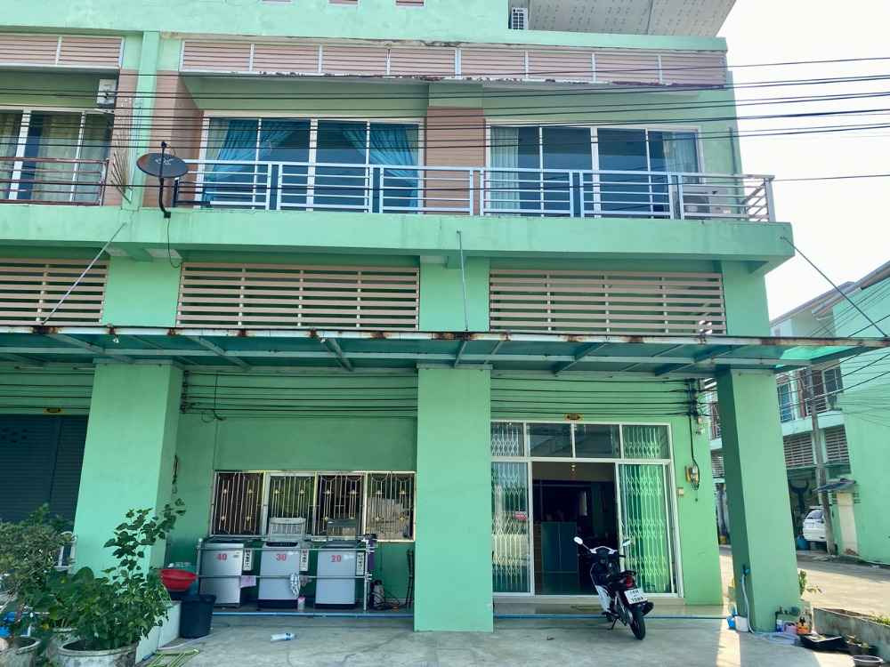 For SaleTownhouseTrang : Townhouse for sale behind the Andaman intersection, Huai Yot District, Trang Province, 2 booths, built in the whole house