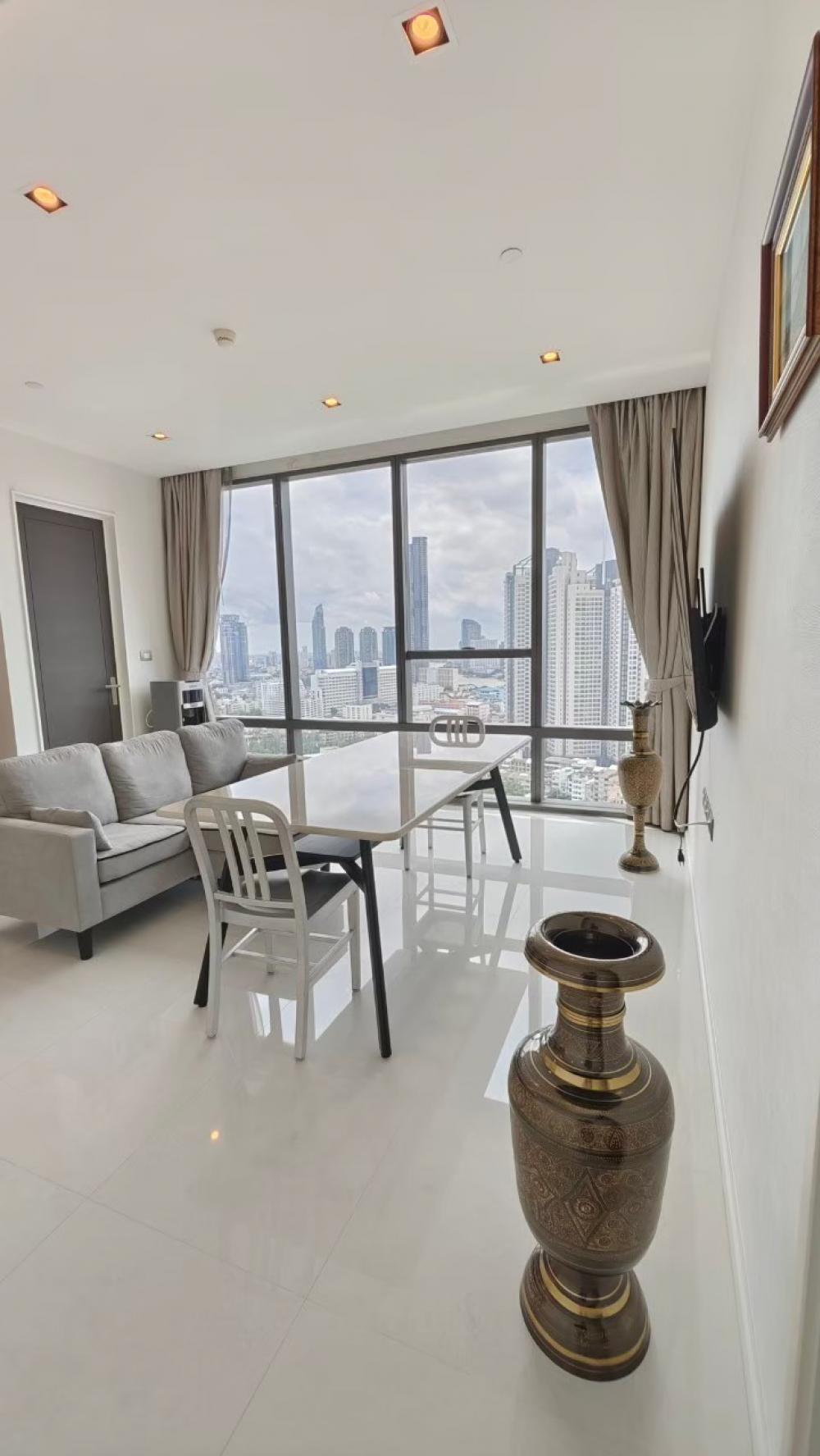 For RentCondoWongwianyai, Charoennakor : For rent, The Bangkok Sathorn condo room, 26th floor, very beautiful view, 1 bedroom, 1 bathroom, 68 square meters, private lift, very good location, next to BTS Surasak, easy to get on the expressway.