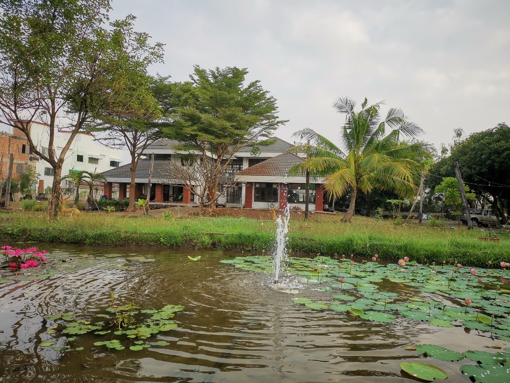 For SaleHouseLop Buri : 2-storey detached house, Lake View, usable area 480 sq m. On 5 rai of land, next to Phaholyothin Road, width 72 m., Lopburi Province, near the community, convenient transportation, surrounded by tourist attractions, there are 3 zones that can be divided 1