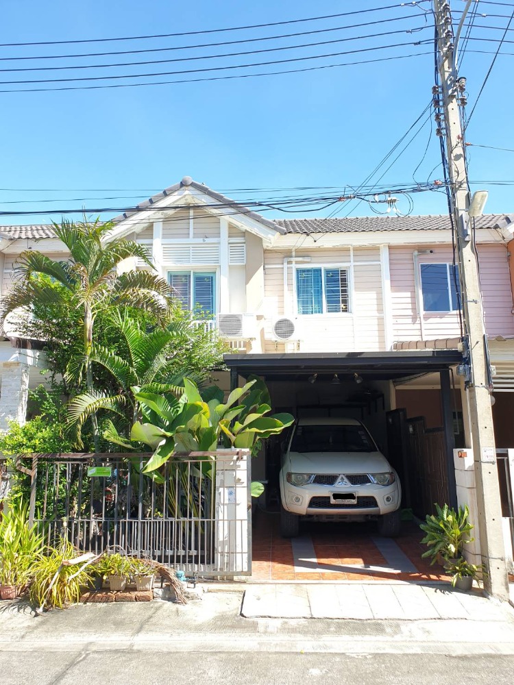 For SaleTownhousePathum Thani,Rangsit, Thammasat : Urgent sale!!! Townhouse near the Red Line BTS, size 3 bedrooms, 2 bathrooms, only 2.4 million baht.