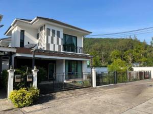 For SaleHouseSriracha Laem Chabang Ban Bueng : 2 storey detached house for sale Sriracha Hillside University, next to Sukhumvit, convenient to travel with many free items