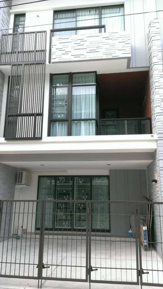 For RentTownhouseSamut Prakan,Samrong : For rent Plex Bangna 3-storey townhome near Mega Bangna, Central Bangna, 3 bedrooms, 4 bathrooms, 23 sqw , area 220 sq m, 1 kitchen, 2 living / working rooms, 32,000 baht / month, interested call 097- 4655644 TC HOME