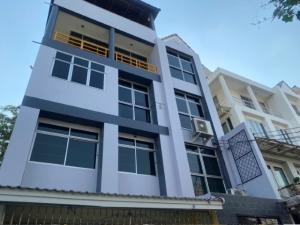 For RentHome OfficeYothinpattana,CDC : Tel. 081-632-0632 Townhome / Home Office for rent, 4 floors, large house, area of ​​more than 700 square meters, in the heart of the city, next to Ekamai-Ramintra Express Road, not deep into the alley, near Town in Town, suitable for offices, online busin