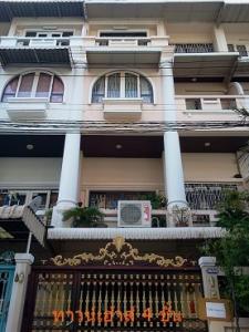 For RentTownhouseThaphra, Talat Phlu, Wutthakat : 4-storey townhome, Sikarin Village, Petchkasem Soi 10, near MRT Tha Phra Station.