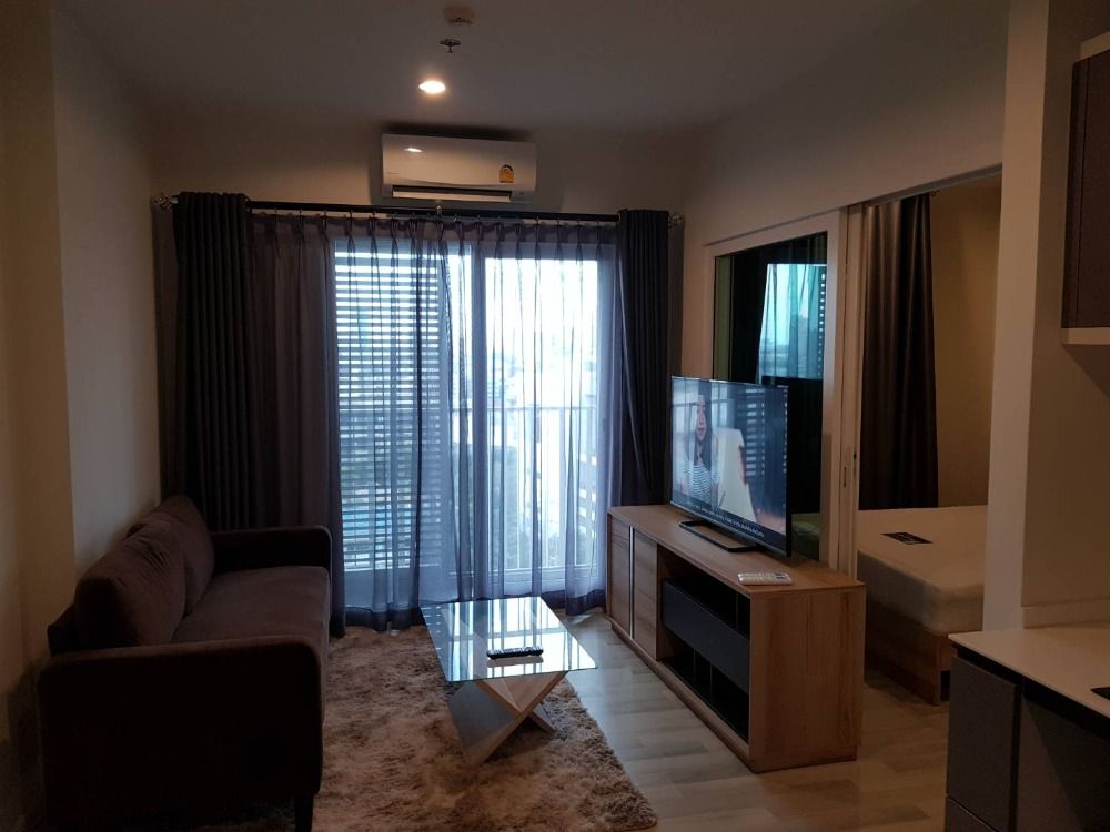 For RentCondoSathorn, Narathiwat : Available on September 1, 2023, Sathorn-Charoenrat condo for rent in the heart of the city, VIP Service, common area with 1 parking space.