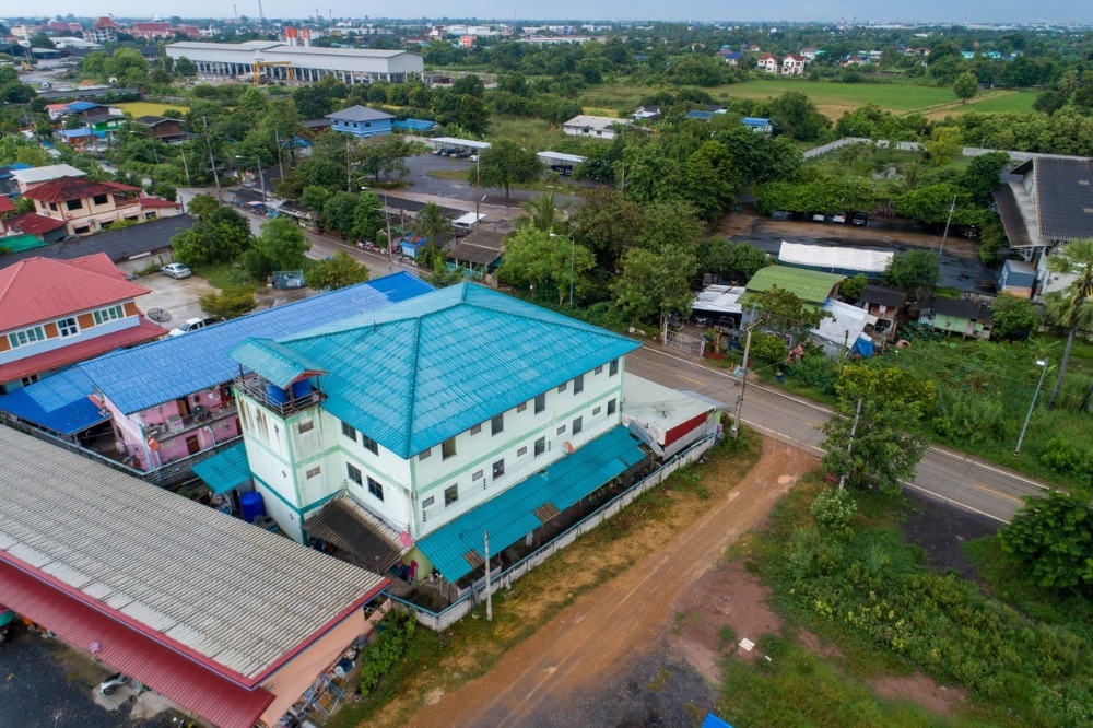 For SaleBusinesses for salePathum Thani,Rangsit, Thammasat : 3-storey apartment building for sale, total 28 rooms, 134 square meters, Soi Thetsaban 3, Sam Khok District, near Pathum Thani-Sam Khok Road and Lotus Sam Khok Distribution Center!!