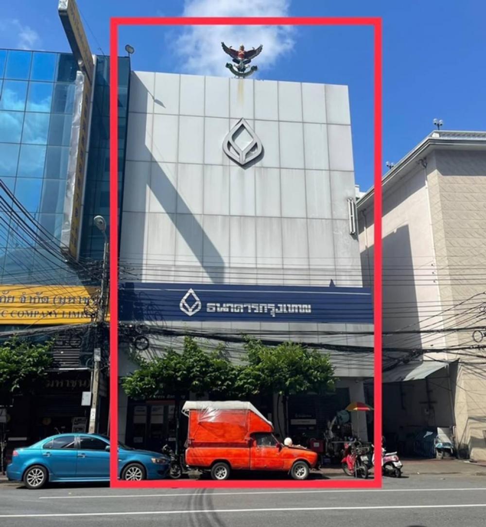 For RentShophouseYaowarat, Banglamphu : Yaowarat commercial building for rent, 3 units, next to the main road. Tourist location We welcome tenants to do business.