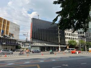 For RentShophouseRama9, Petchburi, RCA : Rent and sell a 5-storey building, 6 booths, next to the roadside in Din Daeng area. near Victory Monument Suitable for clinic, office, showroom