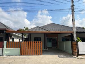 For RentHouseRayong : Rent a house in the Anantara Green View (Twin House) project, Krok Yai Cha Road, Noen Phra Subdistrict, Mueang Rayong District, Rayong Province, area 41 sq m, usable area 162 sq m, 3 bedrooms, 2 bathrooms, 2 parking spaces. cars **near Sukhumvit Road**