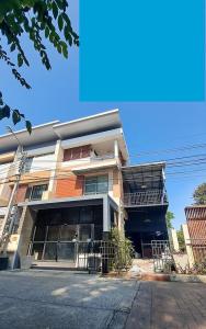 For RentTownhouseChaengwatana, Muangthong : Townhome for rent, corner room, width 7.5 meters Can do home office Opposite Central Chaengwattana