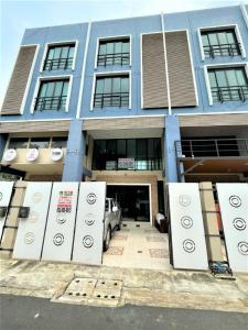 For SaleTownhouseChokchai 4, Ladprao 71, Ladprao 48, : 3.5-storey townhome for sale on the golden location of Ladprao 71, area 19 sq w. This house is in very new condition. like a first-hand house