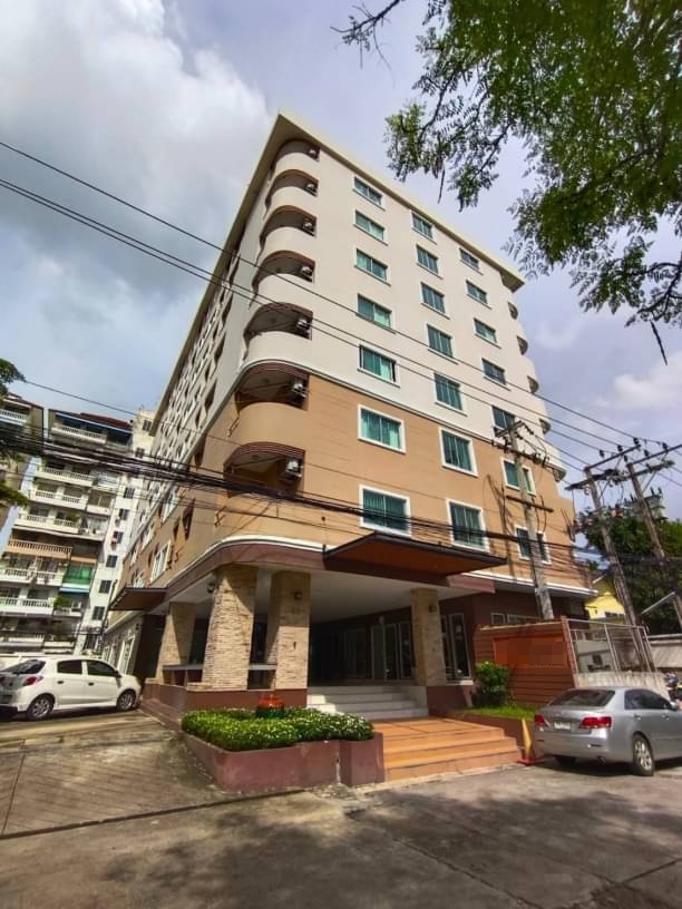 For SaleBusinesses for saleRamkhamhaeng, Hua Mak : Apartment for sale, good location Near Ramkhamhaeng University, ABAC University, near the source of work, there is a train passing by, good price