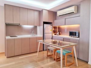 For RentCondoSukhumvit, Asoke, Thonglor : Mode 61 condo - Room size 55 sq.m. - 6th Floor