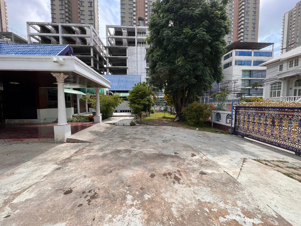 For RentHouseChaengwatana, Muangthong : Land with House 200 square wa. Behind the corner on the road behind the Bond Street line for rent. Can be made into anything. You can smash it and do it again.