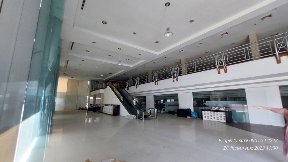 For RentBusinesses for saleNawamin, Ramindra : Showroom & StoreHouse for rent, showroom and warehouse for rent, including a large 2-storey office on 6 rai of land, usable area of ​​more than 9,000 square meters, suitable for making a product showroom. Car showroom/furniture super store