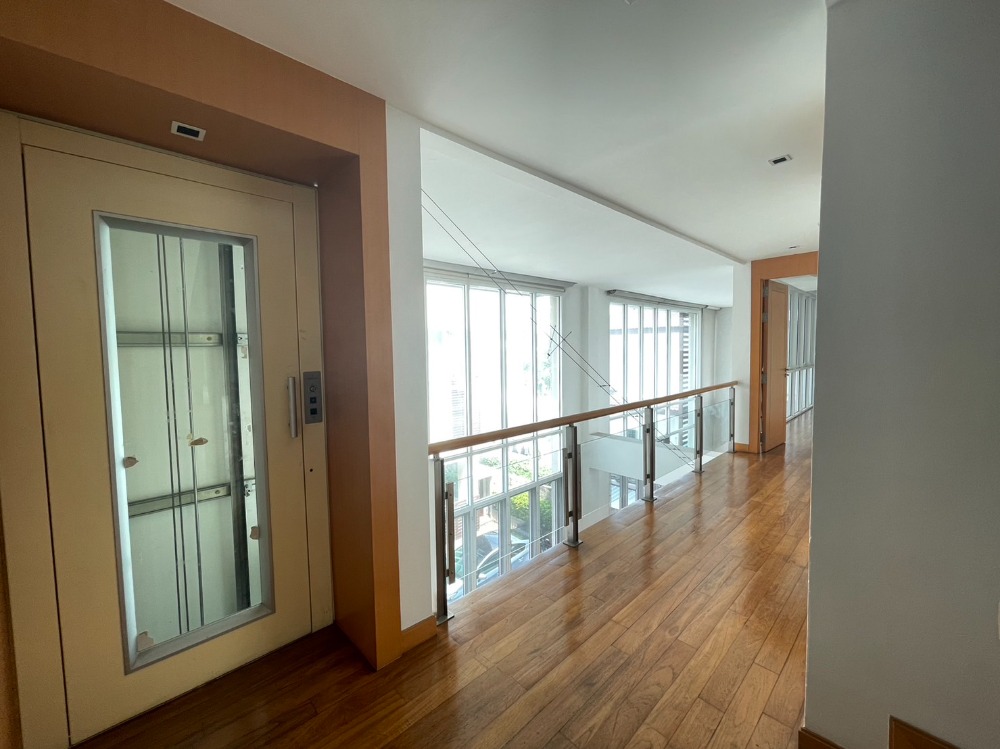 For SaleTownhouseSukhumvit, Asoke, Thonglor : **For Sell** Rare Item - The Park Lane Ekkamai 12 Luxury Style townhome in the heart of the city, popular location Ekkamai-Thonglor.