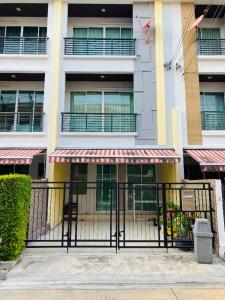 For SaleTownhouseRatchadapisek, Huaikwang, Suttisan : 3-storey townhome for sale, Baan Klang Muang, Ratchada 36, ​​very new condition, new paint on the outside, beautifully decorated, built-in, with wallpaper throughout. Fully furnished (SB Design) ready to move in