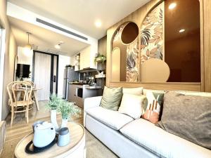 For SaleCondoSukhumvit, Asoke, Thonglor : Hurry up and grab!!! Selling a sample room from Sansiri, installments 17,xxx get everything seen in the picture, high floor, beautiful view, call now 0946503223