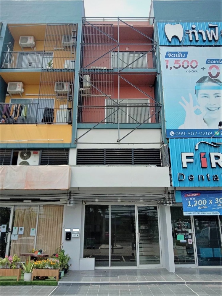 For SaleShophousePathum Thani,Rangsit, Thammasat : Selling a 3.5-storey commercial building on the main road in front of Plum Condo Park Rangsit, very good location, suitable for opening a shop, selling business or opening an office, area 19.8 sq m., ready to move in immediately, convenient to travel
