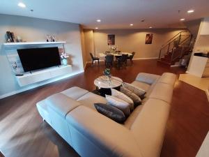 For RentCondoRama9, Petchburi, RCA : Risa03942 Condo for rent, Belle Grand Rama 9, 241.38 square meters, floors 5-6, Building C2, duplex city view, 2 floors, 5 bedrooms, 5 bathrooms, only 140,000 baht.