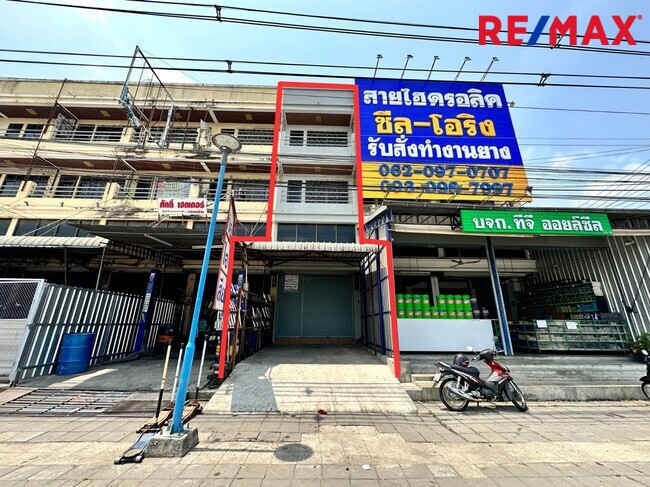 For SaleShophouseMahachai Samut Sakhon : Commercial building for sale on Phutthasakorn Road, Krathum Baen, next to 8 lane road