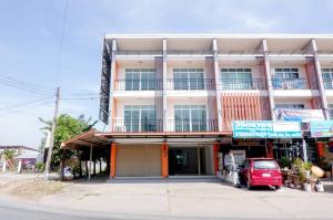 For SaleShophouseKorat Nakhon Ratchasima : Commercial building for sale on Nong Kratum Road, 2 rooms, 3 floors, area 49 sq m. front/side can expand the space at the back