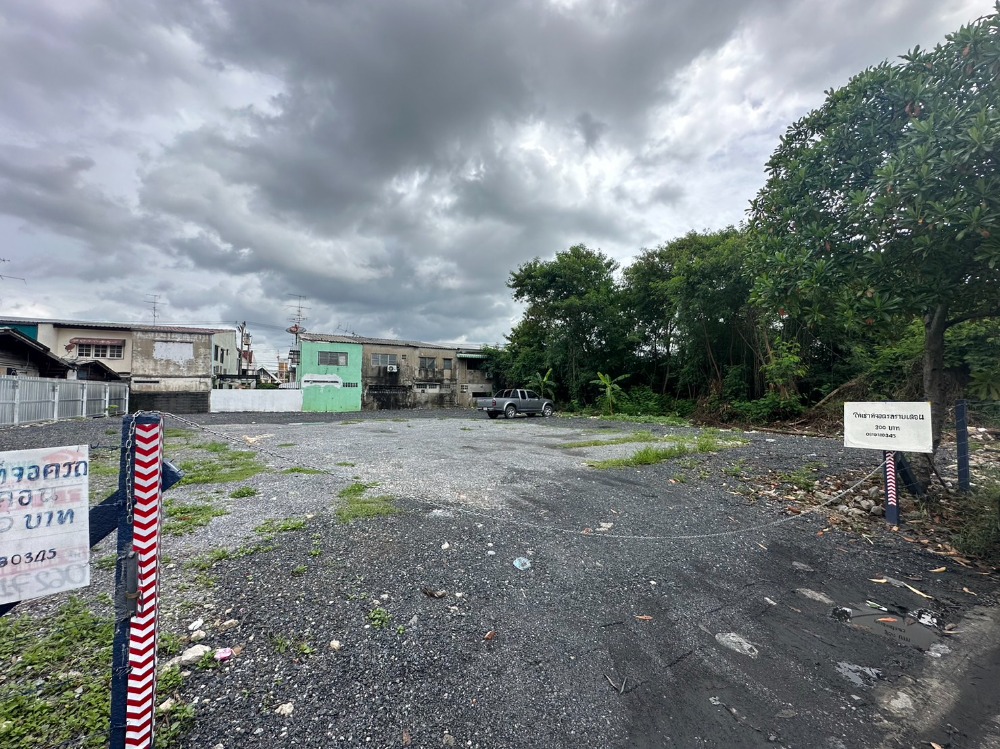 For SaleLandLadkrabang, Suwannaphum Airport : Land for sale 212 square wa. Soi On Nut 70 Intersection 5, width x depth 25x34 meters, Prawet District.