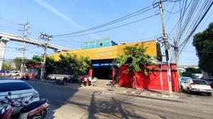 For RentShowroomYothinpattana,CDC : Showroom with office and warehouse.  get easy access to Praditmanutham Road and Ramintra road
