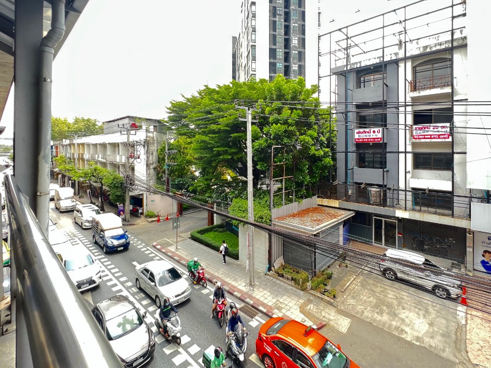 For SaleShophouseBangna, Bearing, Lasalle : Commercial building, Udomsuk intersection, area 19 sq wa., 4 floors, near BTS Udom Suk 60 meters, 1 minute walk, original condition