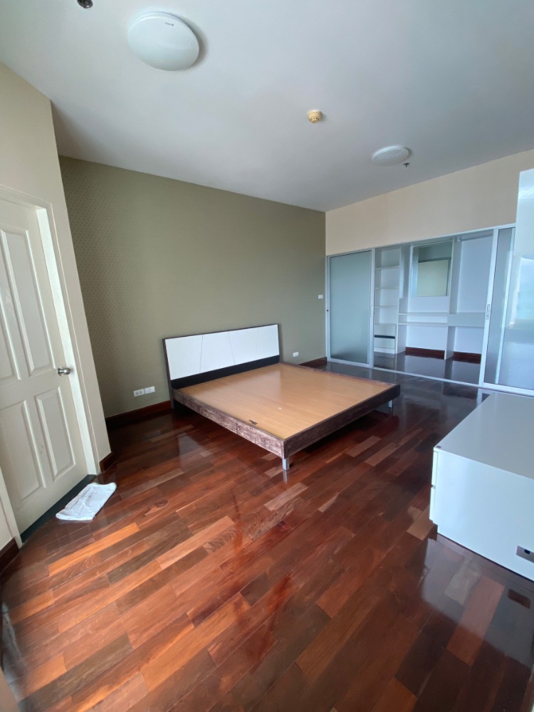 For SaleCondoKasetsart, Ratchayothin : Urgent sale, Supalai Park Condo, Kaset Intersection, Penthouse 68 sq m, spacious room, is a dragon&#39;s belly, already rich, cheap price