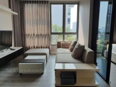 For RentCondoSukhumvit, Asoke, Thonglor : Condo for rent, 1 bedroom, can carry the bag and move in. THE ROOM Sukhumvit 40 43 sq m. Near Thonglor, Ekkamai, peaceful, convenient transportation.