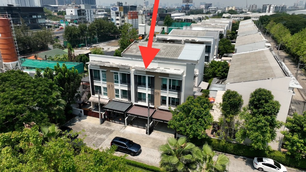 For SaleTownhouseLadkrabang, Suwannaphum Airport : Selling very cheaply!! Baan Klang Muang Rama 9 (motorway), area 18.3 sq.m., usable area of ​​approximately 149 sq.m., parking for 2 cars, house in front of a private garden, not facing anyone, seeing green wood views all day long. Dont miss it after this!