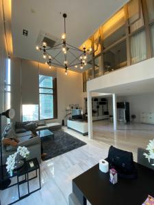 ขายคอนโดสุขุมวิท อโศก ทองหล่อ : The Emporio Place Sukhumvit 24: 2bed 2bath Duplex + study 140.58sqm. 26,800,000 Am: 0656199198