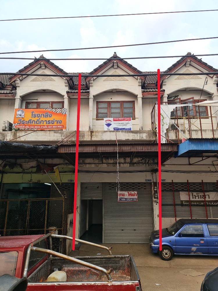 For SaleShophouseKorat Nakhon Ratchasima : Quick sale owner 2.5-storey commercial building next to Khok Kruat main road, only 300 meters to Mittraphap Road.