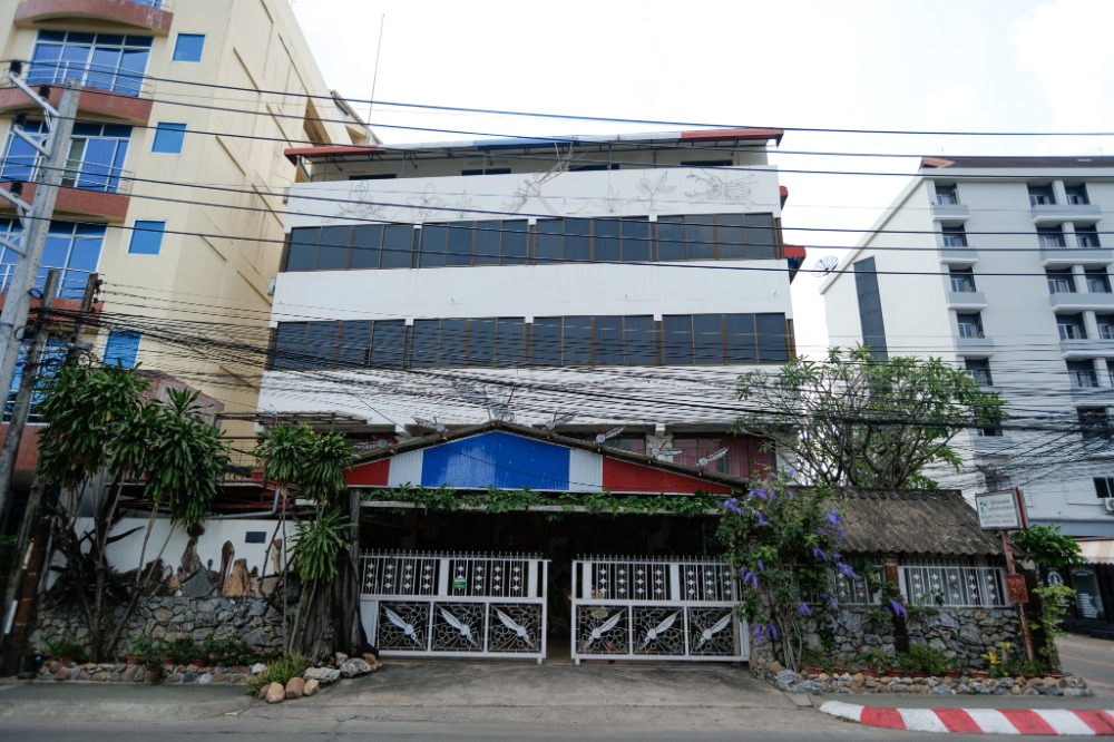 For SaleShophouseChiang Mai : Selling a 4-storey building in the heart of Chiang Mai. Adjacent to Sirimangkalachan Road, connected to Nimman Road, suitable for Boutique Hotel and all types of business, special price, urgent!!!