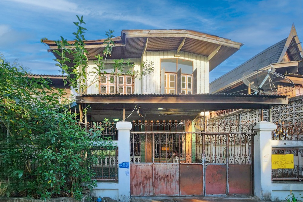 For SaleHouseRathburana, Suksawat : Sell-rent a house, allowed to do Airbnb, house 2 floors, 33 square wa, 4 bedrooms, 2 bathrooms, 1 car park, Ban Dang Road, Talat Subdistrict, Phra Pradaeng District, the owner sells by himself.