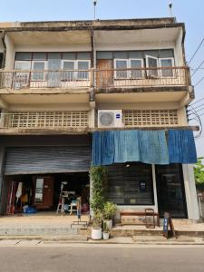 For SaleShophouseLamphun : Commercial building for sale for renovation Near Wat Phra That Hariphunchai, Lamphun, only 400 meters, there is a rooftop, there are 2 adjacent rooms, can be divided for sale
