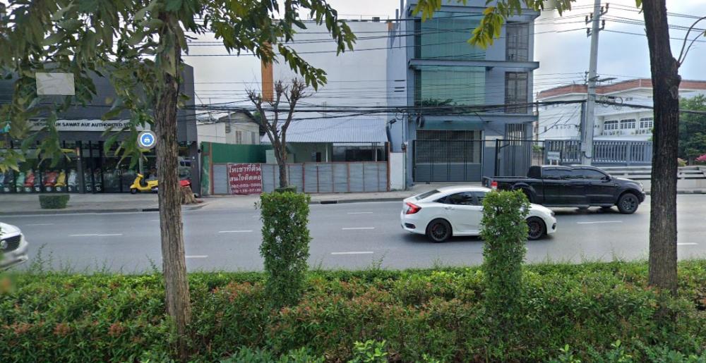 For RentLandRathburana, Suksawat : Land with a 1-storey building next to Suksawat Road for rent.