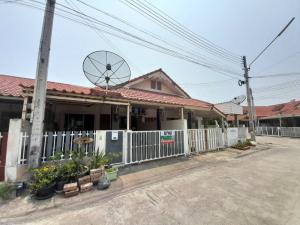 For SaleTownhouseSriracha Laem Chabang Ban Bueng : Single storey townhouse for sale. Silanta University 1Life In front of the project garden, good condition, outstanding location, best value price in the project