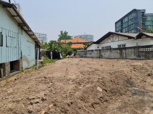 For SaleLandChiang Mai : Small plot of land for sale behind Chiang Mai Phucome Hotel. Suitable for a townhome, width 5.5 meters, height 23 meters