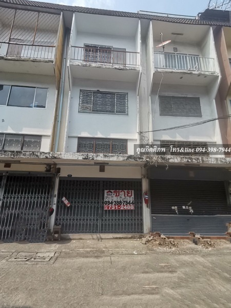 For SaleShophouseLadprao101, Happy Land, The Mall Bang Kapi : Selling a 3-storey commercial building, Soi Ladprao 101/1, only 50 meters from BTS, good location, cheap sale.