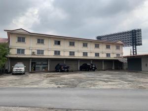 For RentShophouseNonthaburi, Bang Yai, Bangbuathong : Rent a 3-storey building, many booths next to it. suitable for doing business There is a wide parking lot, Bang Yai, opposite Lotus Plus Mall.