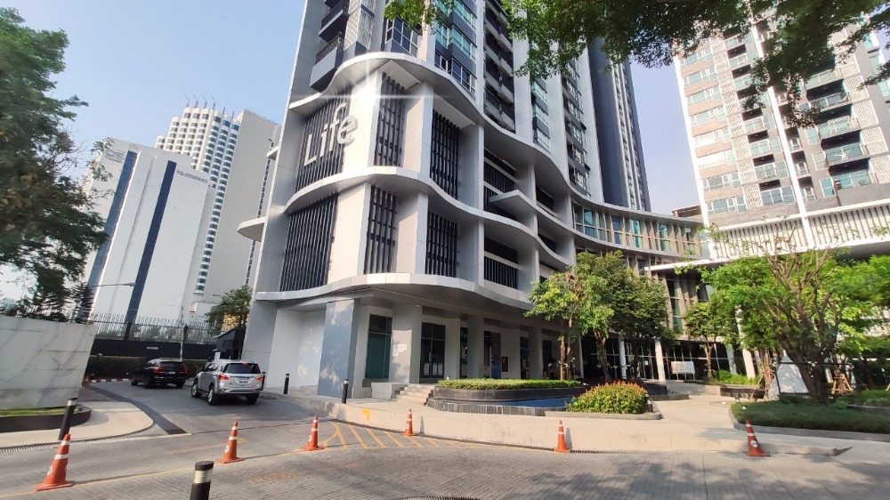 For SaleCondoRatchadapisek, Huaikwang, Suttisan : Condo for sale, Life Ratchadapisek (Life Ratchadapisek), 8th floor (garden view room), Building B, size 32 square meters, 1 bedroom, near MRT Huai Khwang, next to Ratchadaphisek Road, Soi 16-14, Huai Khwang Subdistrict, Huai Khwang District, Bangkok.
